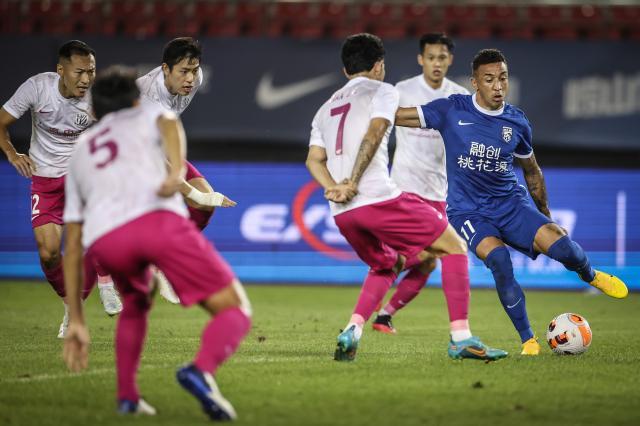 开云体育-真防不住！15分钟连丢3球 申花被打回原形遭遇首败